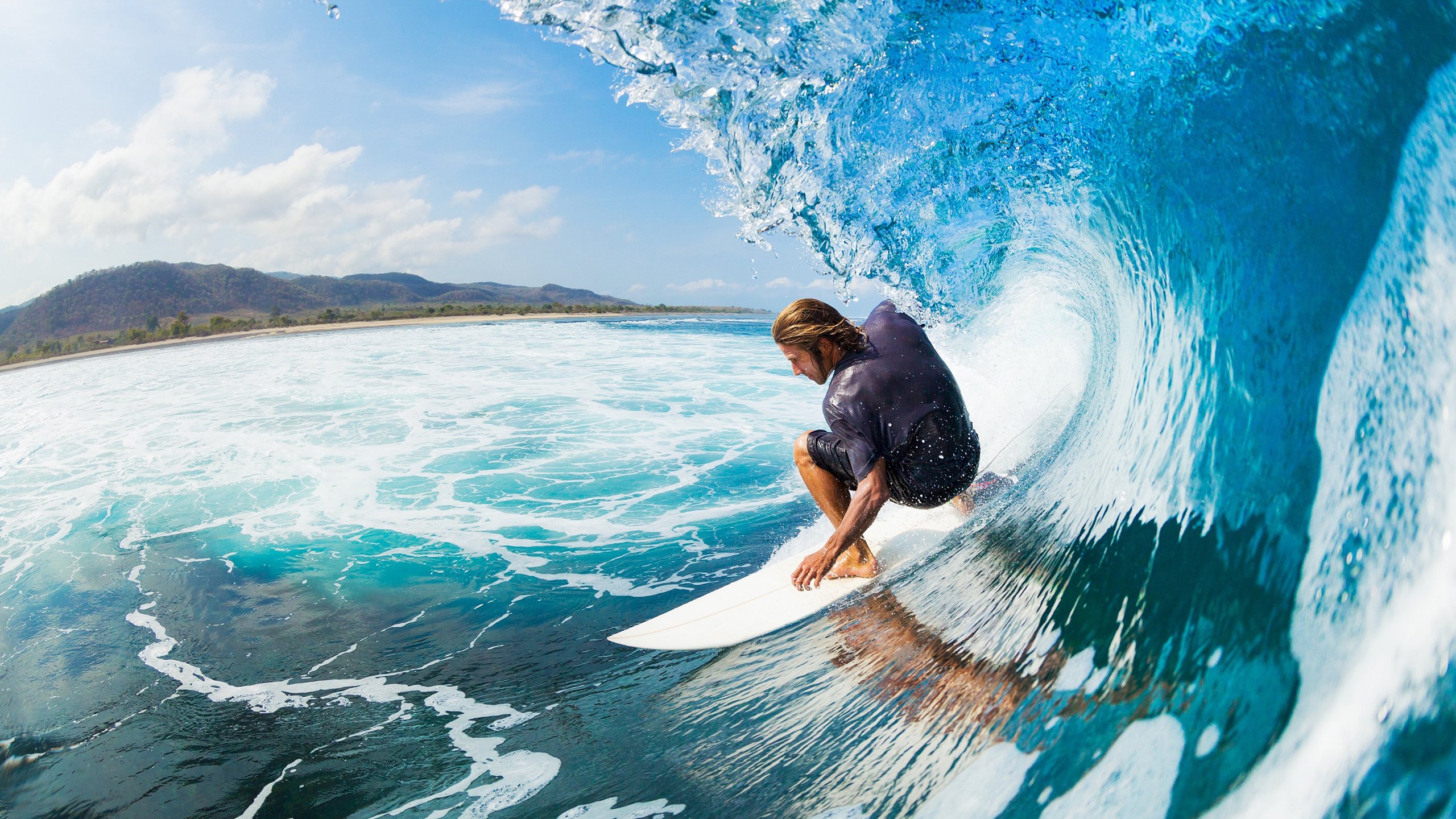 球迷为主队加油打气自制应援物成为现场最亮眼的存在,打球应援口号