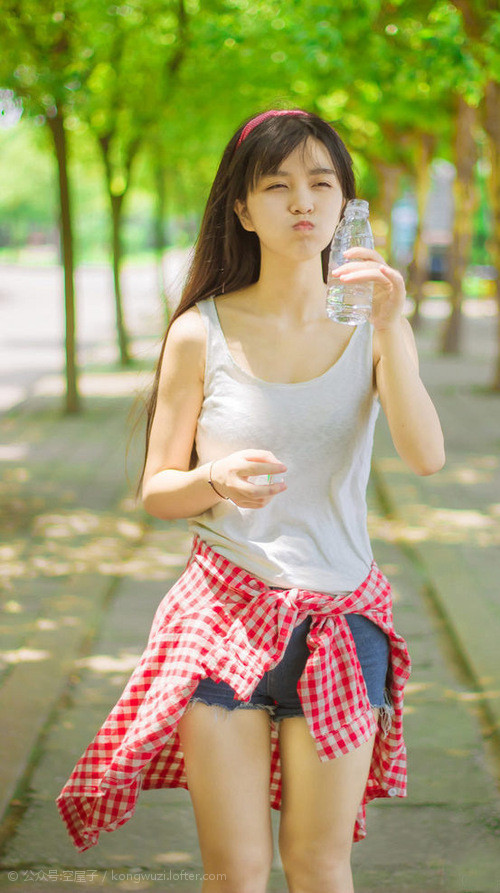 “超速狂飙:直线冲刺瞬间震撼全场”,超级跑车直线加速赛